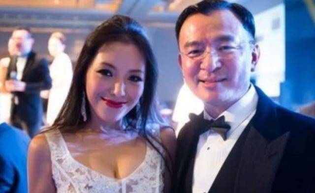 80后美女富二代身家500亿,超过王思聪,嫁湖南穷小子很幸福_纪凯婷