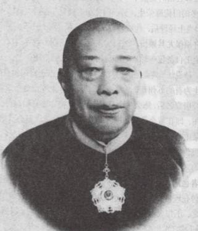 黄金荣就在林桂生离开黄宅之后的第三天,上海钧培里的黄公馆张灯结彩