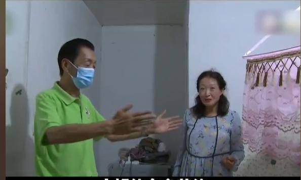 单身大姐节目相亲,家里居然还有个男人,大姐:我只是租他半张床_孟丽萍