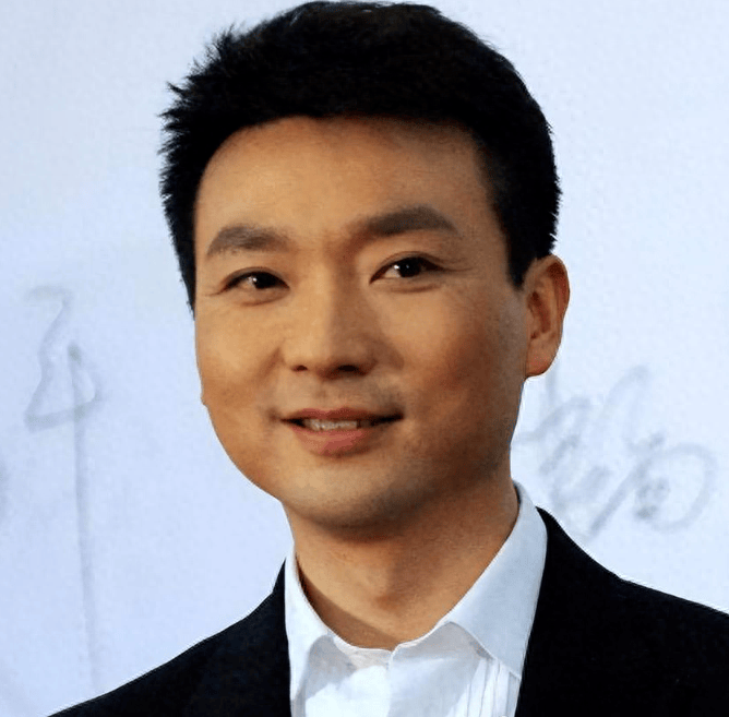 罗京算作当时的"播音巨头",他的嗓音犹如天籁之音,每每一出现在电视