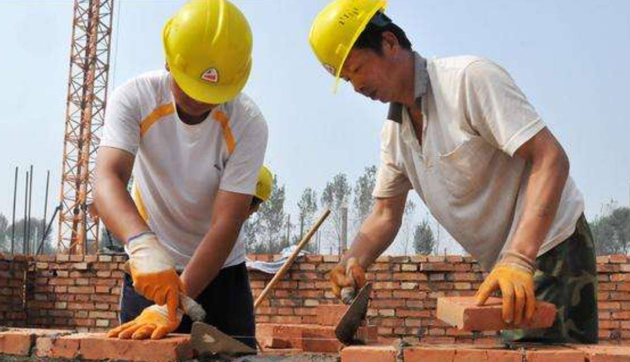 农民工干的是城里人剩下的工作?月薪3千的工资,农民工可不愿干