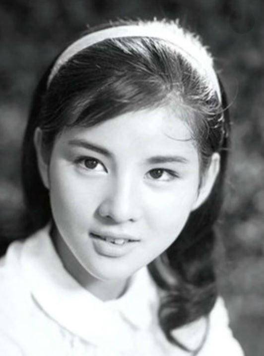 陕西90岁老奶奶,生前拒绝上户口,临死前交出一张照片,揭露身份_王玉兰