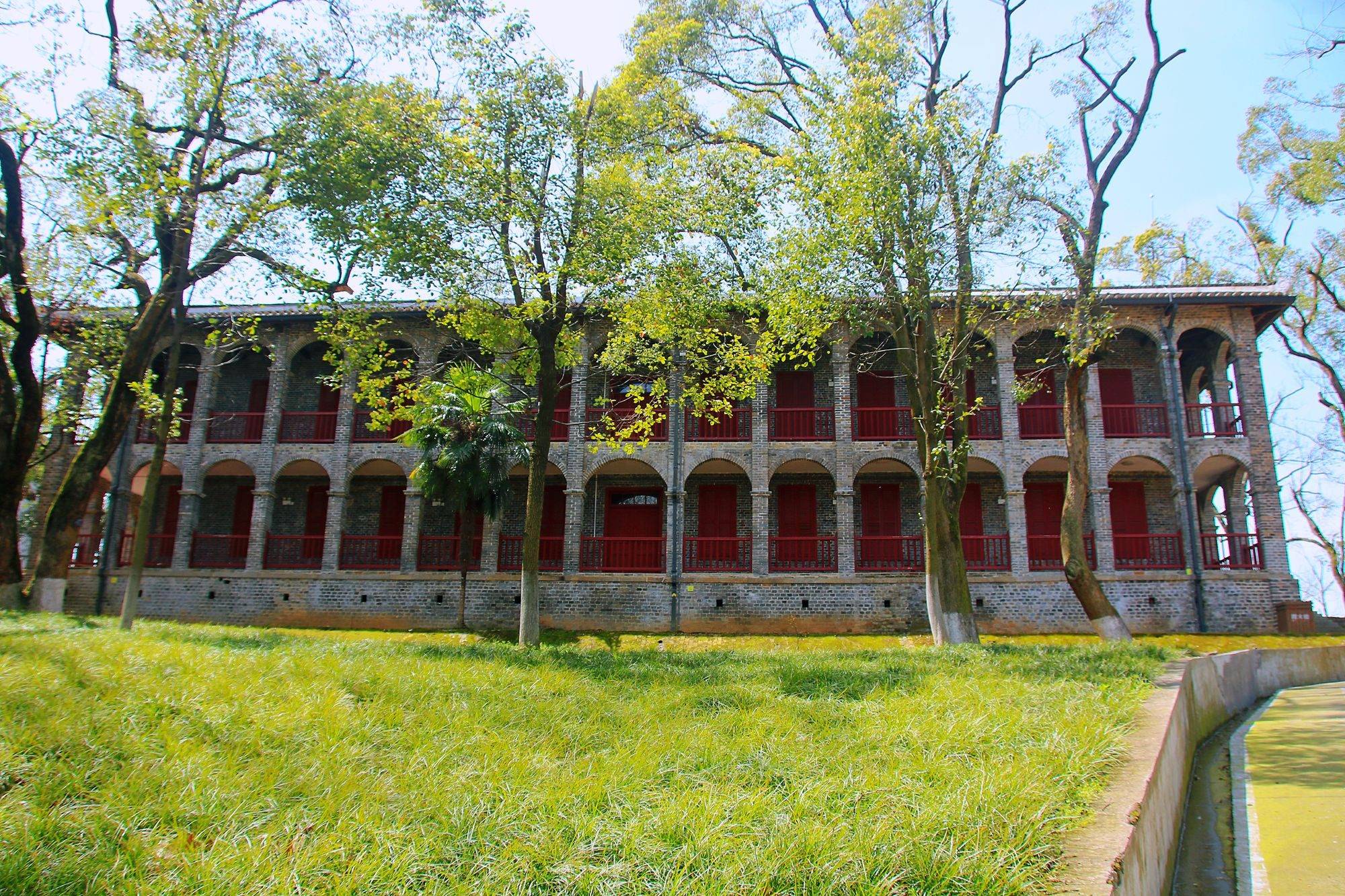 岳阳洞庭湖畔有一座湖滨大学,历史悠久,风景如画,充满文化气息