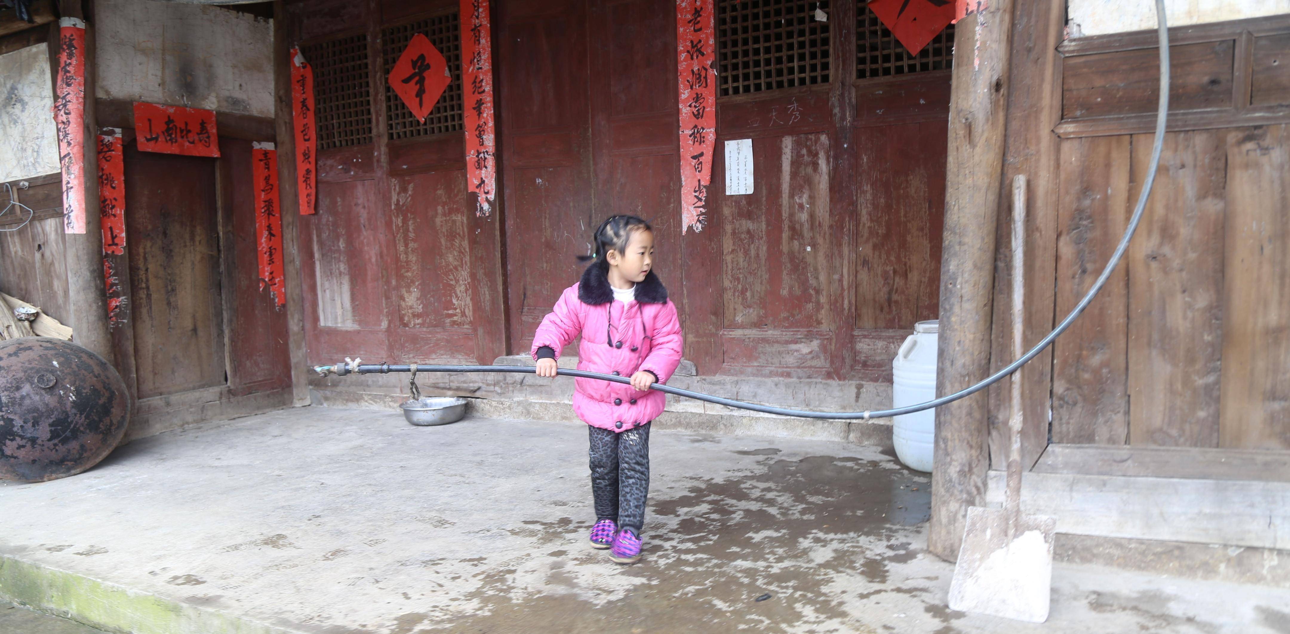 爸爸坐牢妈妈失踪,贵州6岁女孩撑起三代之家,所有人为她点赞