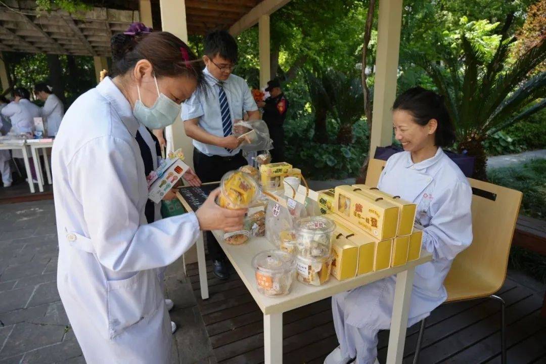 护理健康咨询,爱心义卖……护士们这样过节
