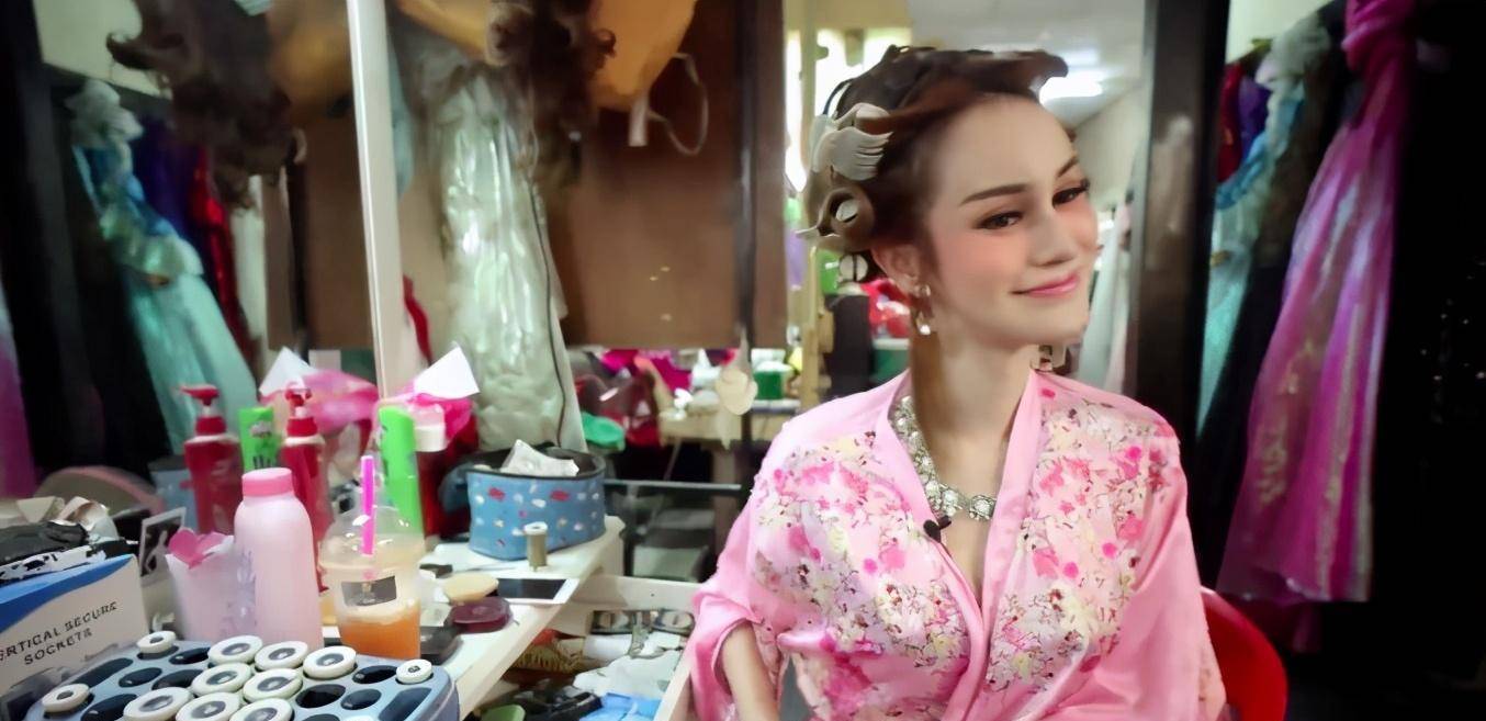 月入万元,舞台上的"泰国皇后",拥有高学历,为何还选择变性?_克莉丝汀_