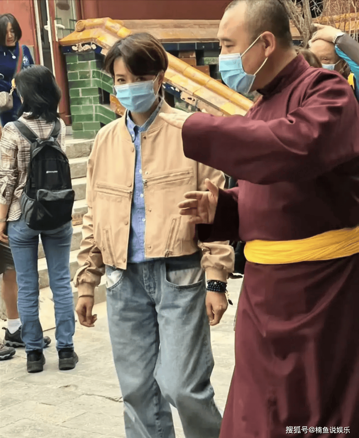 50岁董卿带10岁儿子游玩,素面朝天发型凌乱,儿子侧颜很像妈妈