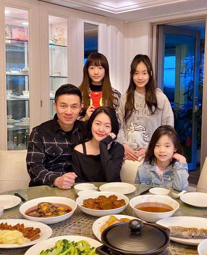 小s母亲节获女儿表白感动落泪,晒妈妈黄春梅,曝光其豪宅很敞亮