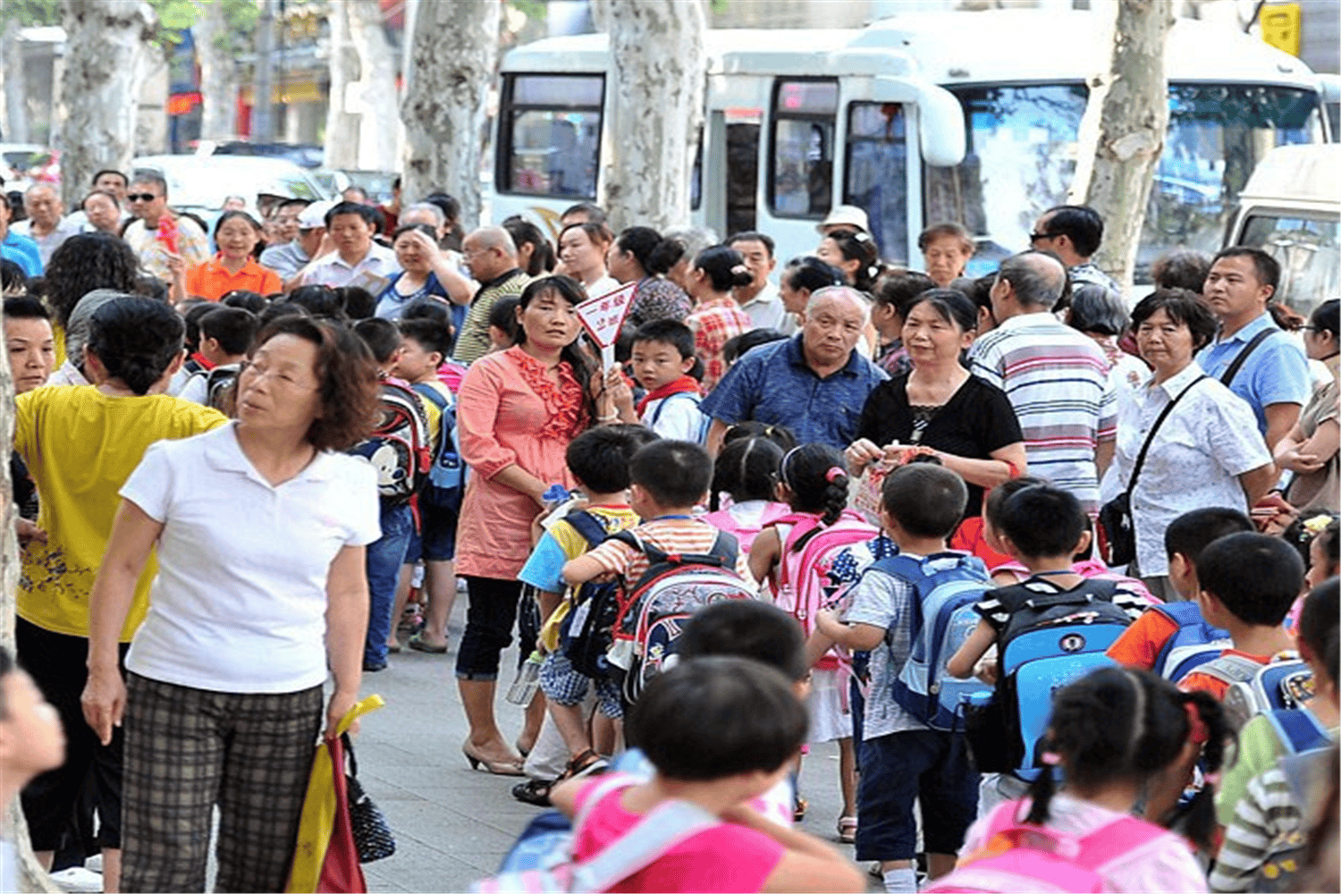 街拍接孩子图片