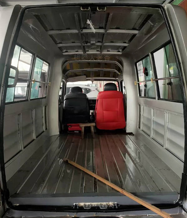 长的很像微型房车,非常适合改装露营车,长安都市彩虹小面包床车