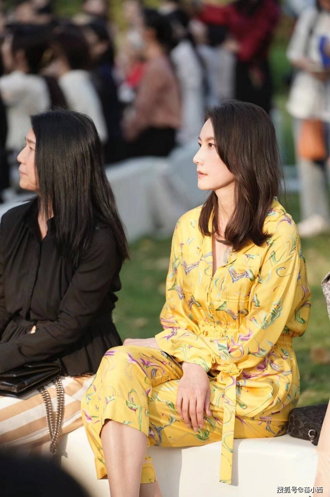 林丹能娶到谢杏芳真有眼光!穿黄色连体裤出席活动,端庄又显气质
