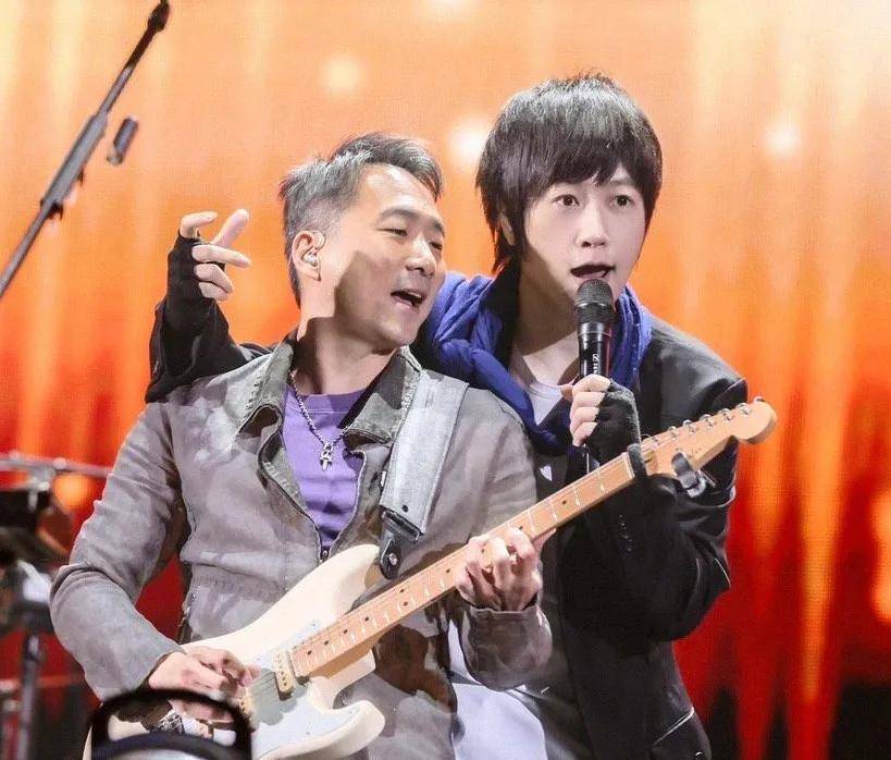 五月天成立于1997年3月,由温尚翊(怪兽),陈信宏(阿信),石锦航(石头)