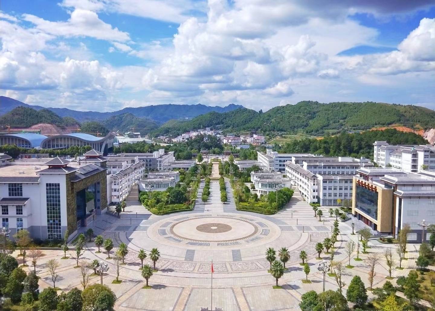 如何选择贵州省的本科院校和热门专业?