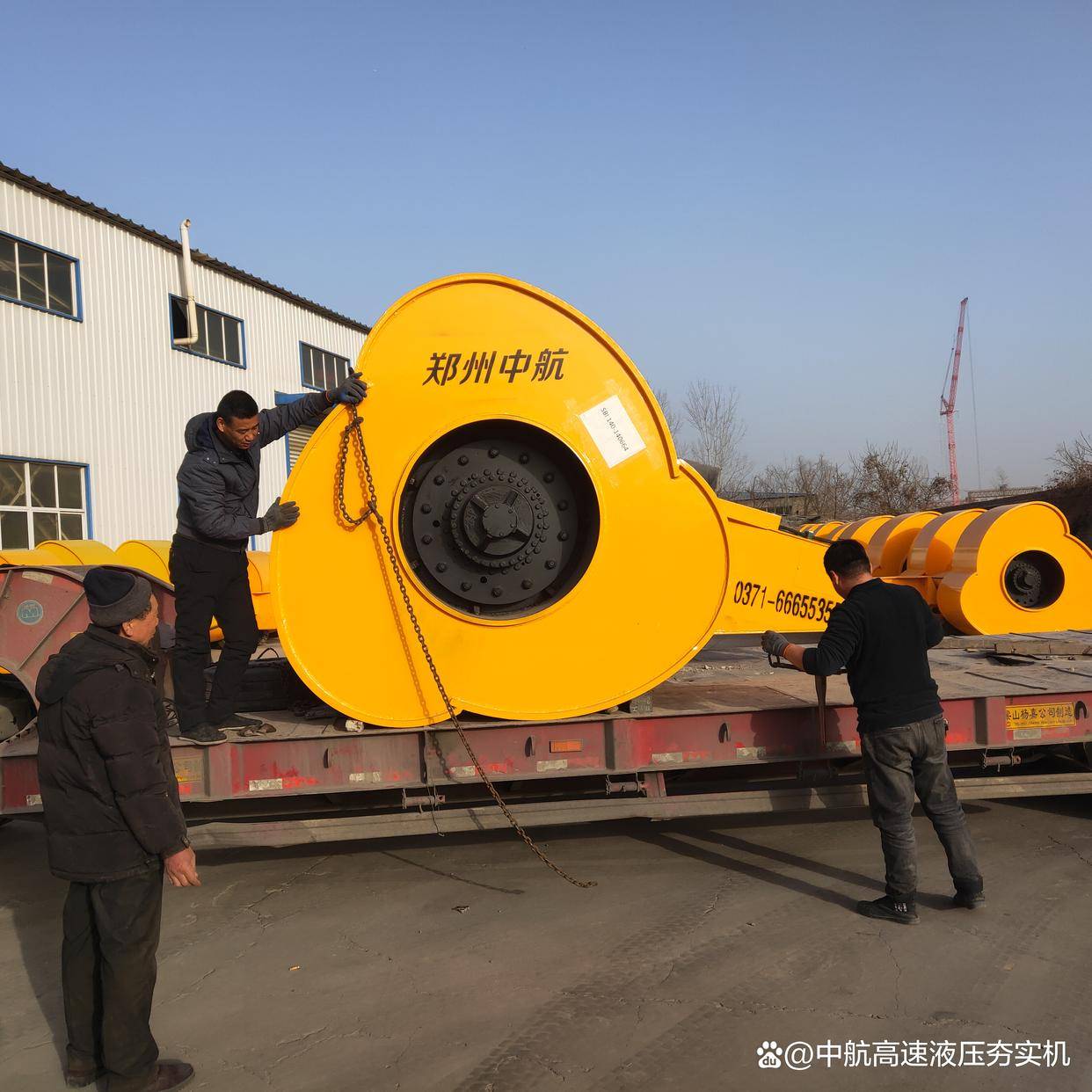 一,三角碾的构造与工作原理三角碾主要由冲击轮,机架和行走装置组成.