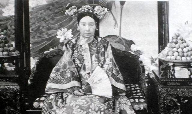 哥哥是皇帝,大伯是光绪,奶奶是慈禧,他却低调地活到2015年_溥仪_父亲