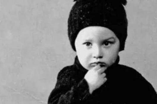 这位弃婴的名叫李忆祖,自己出生的时候在上个世纪30年代.