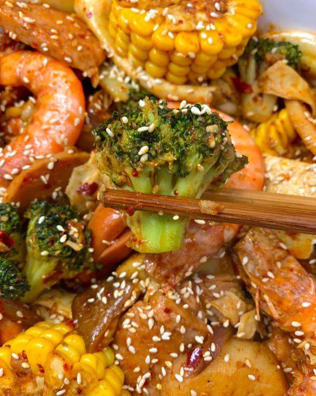 麻辣香锅,辣而不燥,香醇诱人,回味无穷!