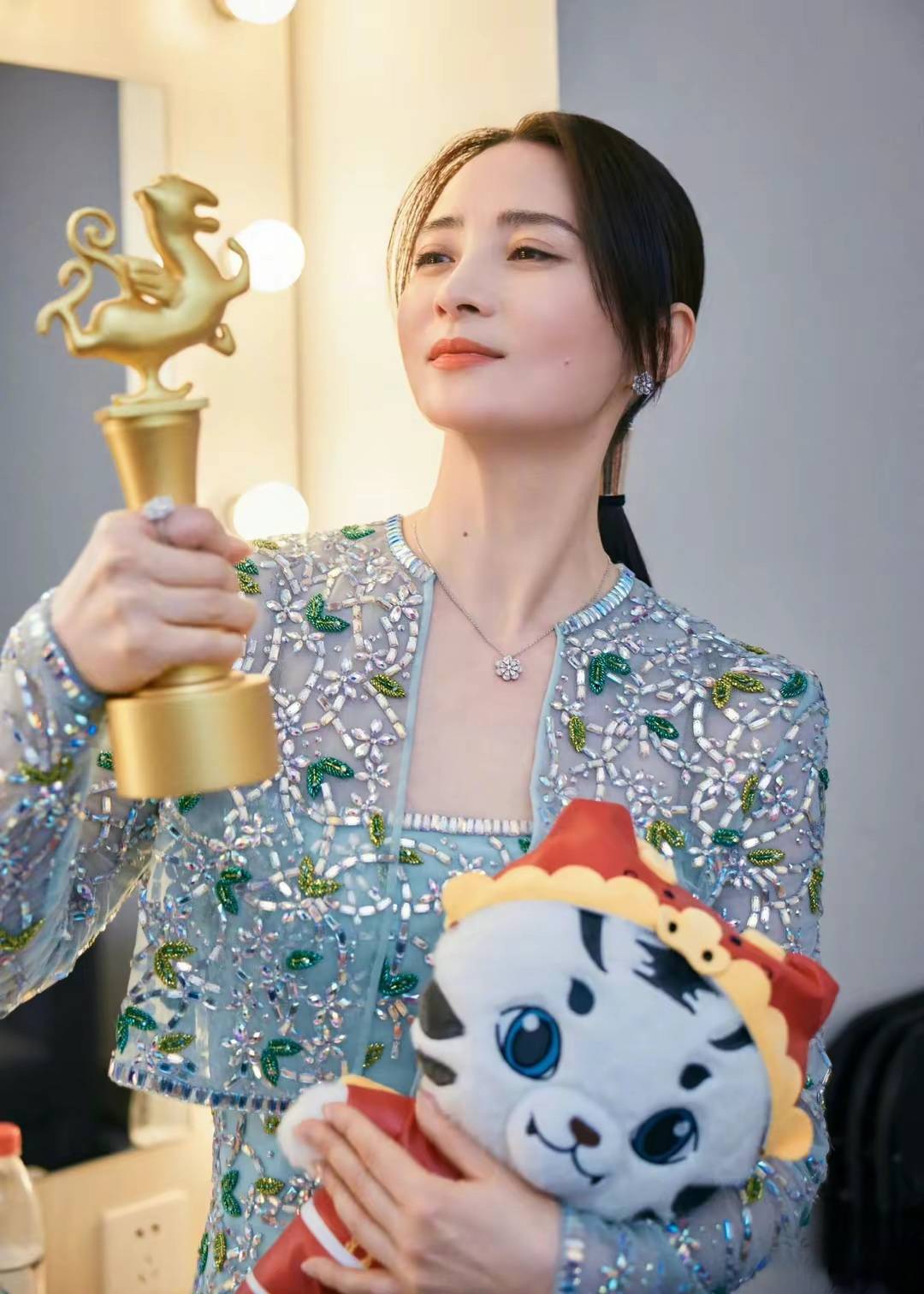 绿色宝石长裙下的演技女神——蒋勤勤,闪耀北京国际电影节,惊艳全场!