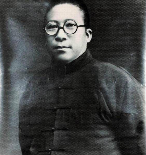 一掰开吓一跳,馒头里面竟然夹着一根金条,杨虎城又把其余几个椽头馍全