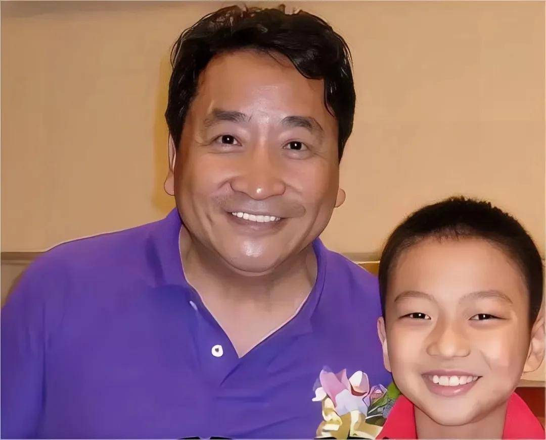 26年前,姜昆不顾妻子反对收养的6岁孤儿,如今成了他的骄傲