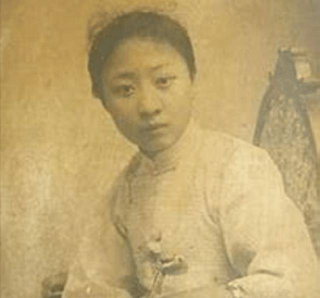 黄金荣:两次被女人卷款,晚年扫大街,子女过得如何?