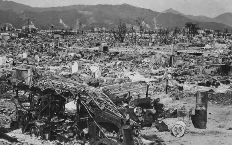 广岛原子弹爆炸500米内尸骨无存,一少女在300米内为何能存活下来