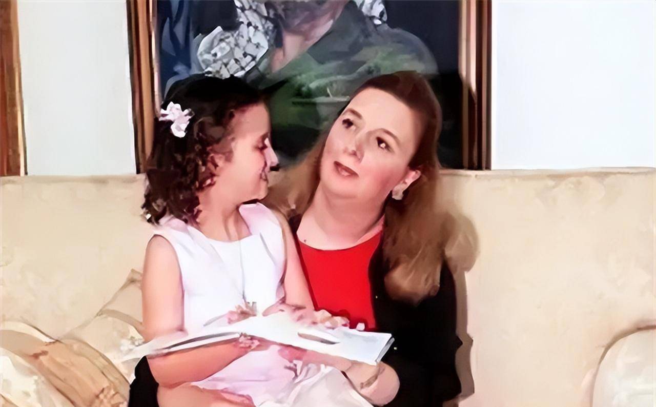 阿拉法特死后,小36岁娇妻过得如何?手握2千万,依旧是贵夫人