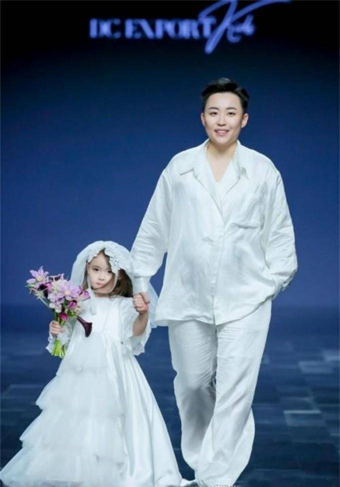 "不结婚,但要生娃":50万买精生娃的叶海洋,又花16万生二胎了