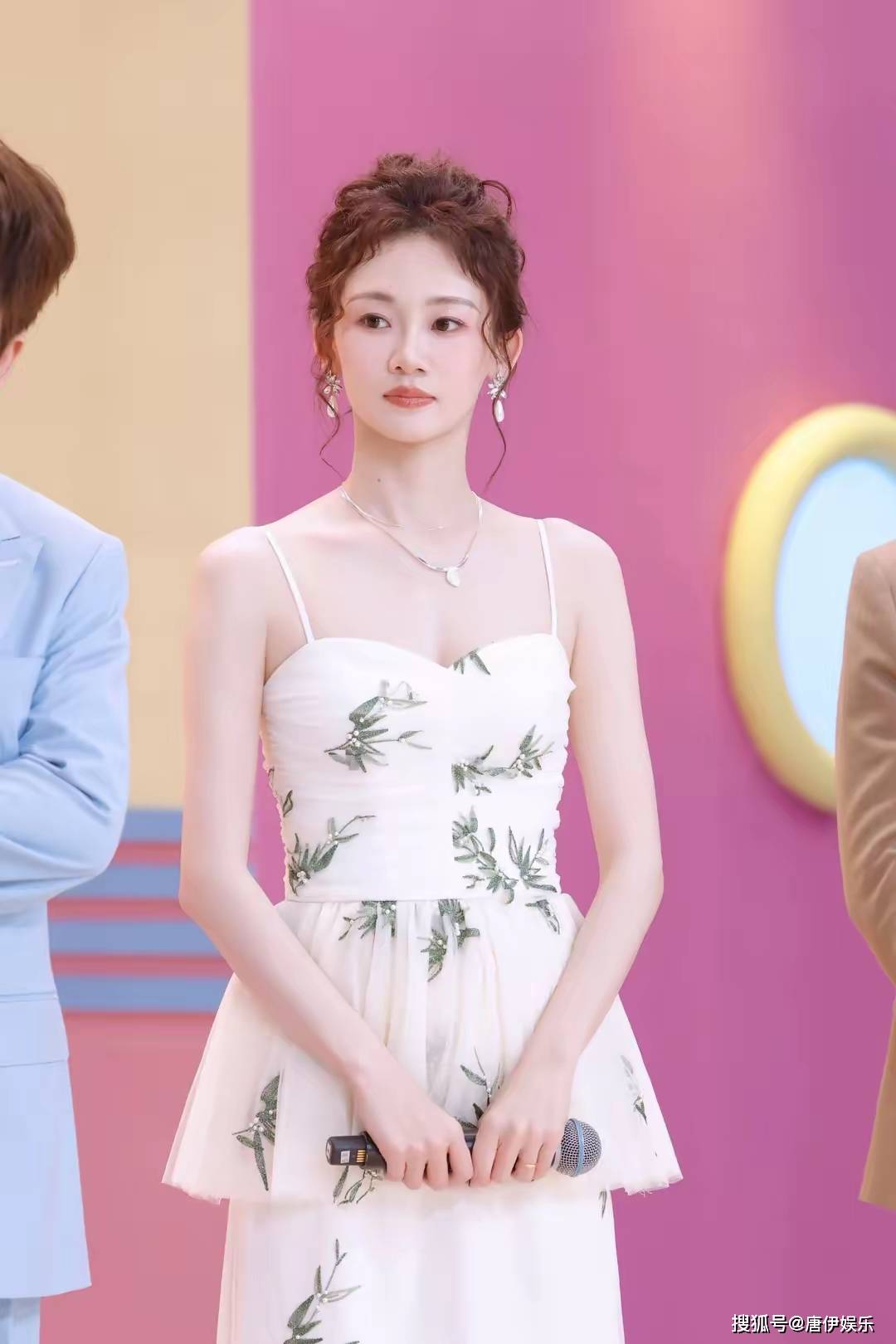 苗苗亮相《我是大美人》,吊带白裙新造型,清新婉约引热议