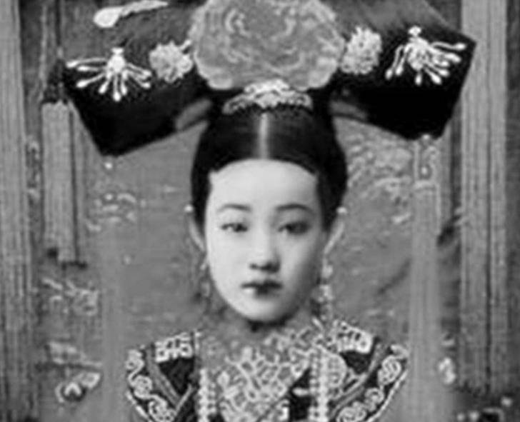 慈禧便命人将珍妃的尸骨移出了枯井,她并没有将珍妃当成皇帝的妃子