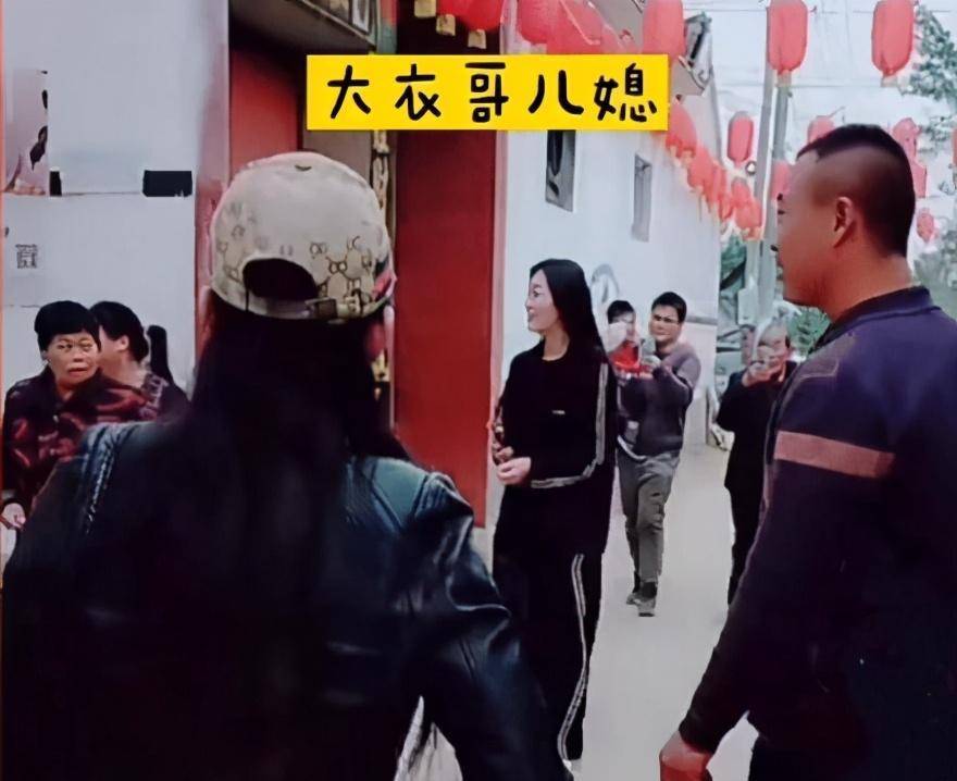大衣哥儿媳家世曝光,却遭无数谩骂:比贫穷更可怕的是嫉妒
