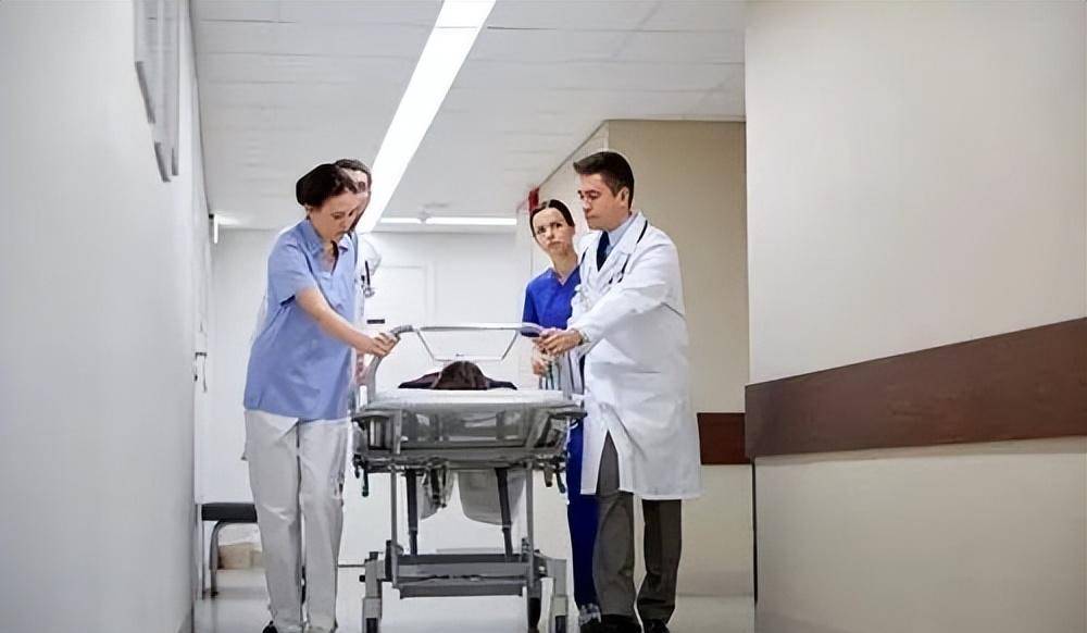 已经无法控制自己的行为,开始叫喊了起来,她的同事马上给她送到了医院