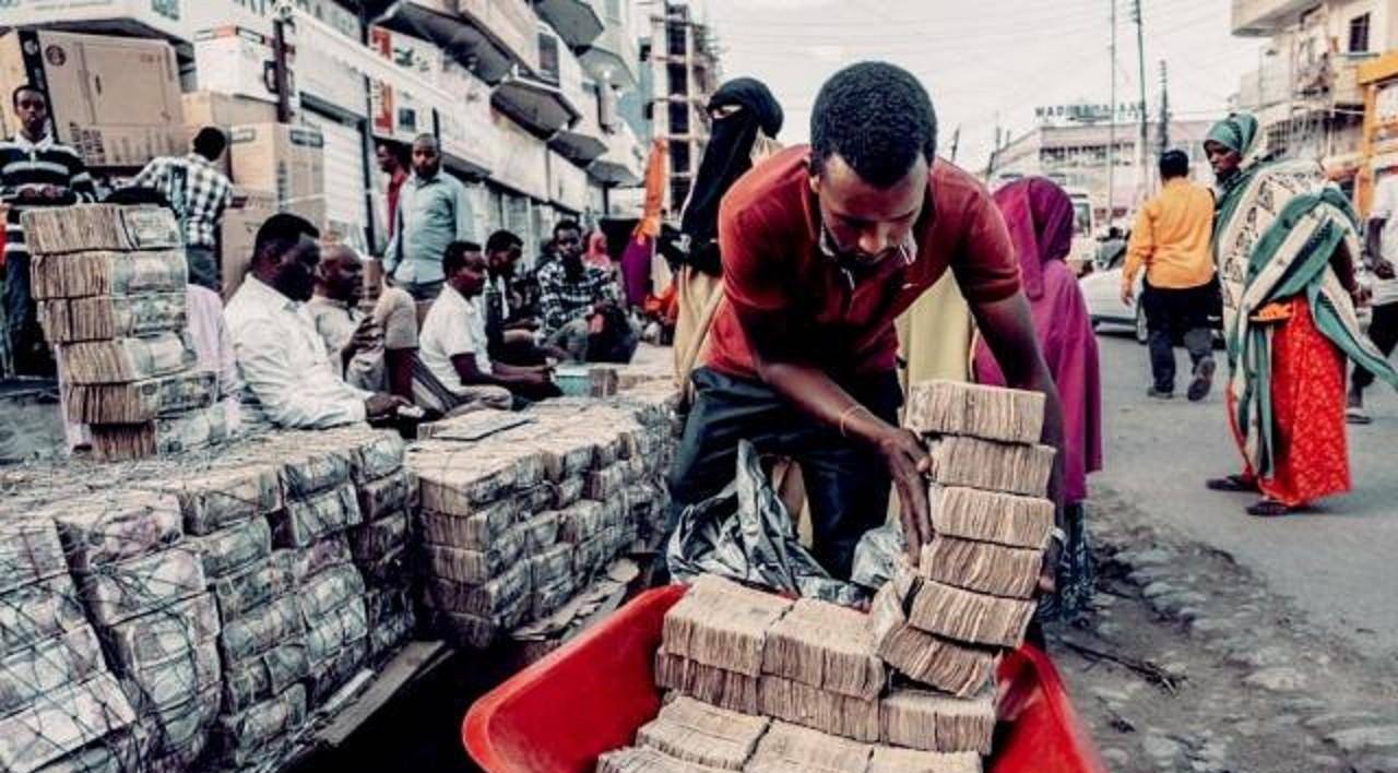 津巴布韦:一个穷得只剩钱的国度,百亿钞票遍地是,买货拿筐背钱