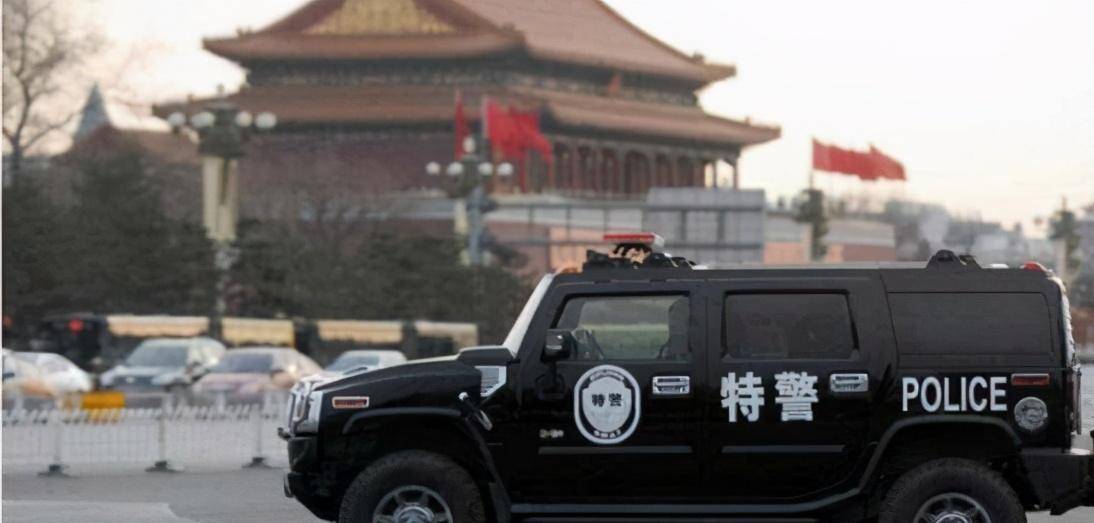 不怕"犯人"提前跑了吗?_警方_警车_剧中