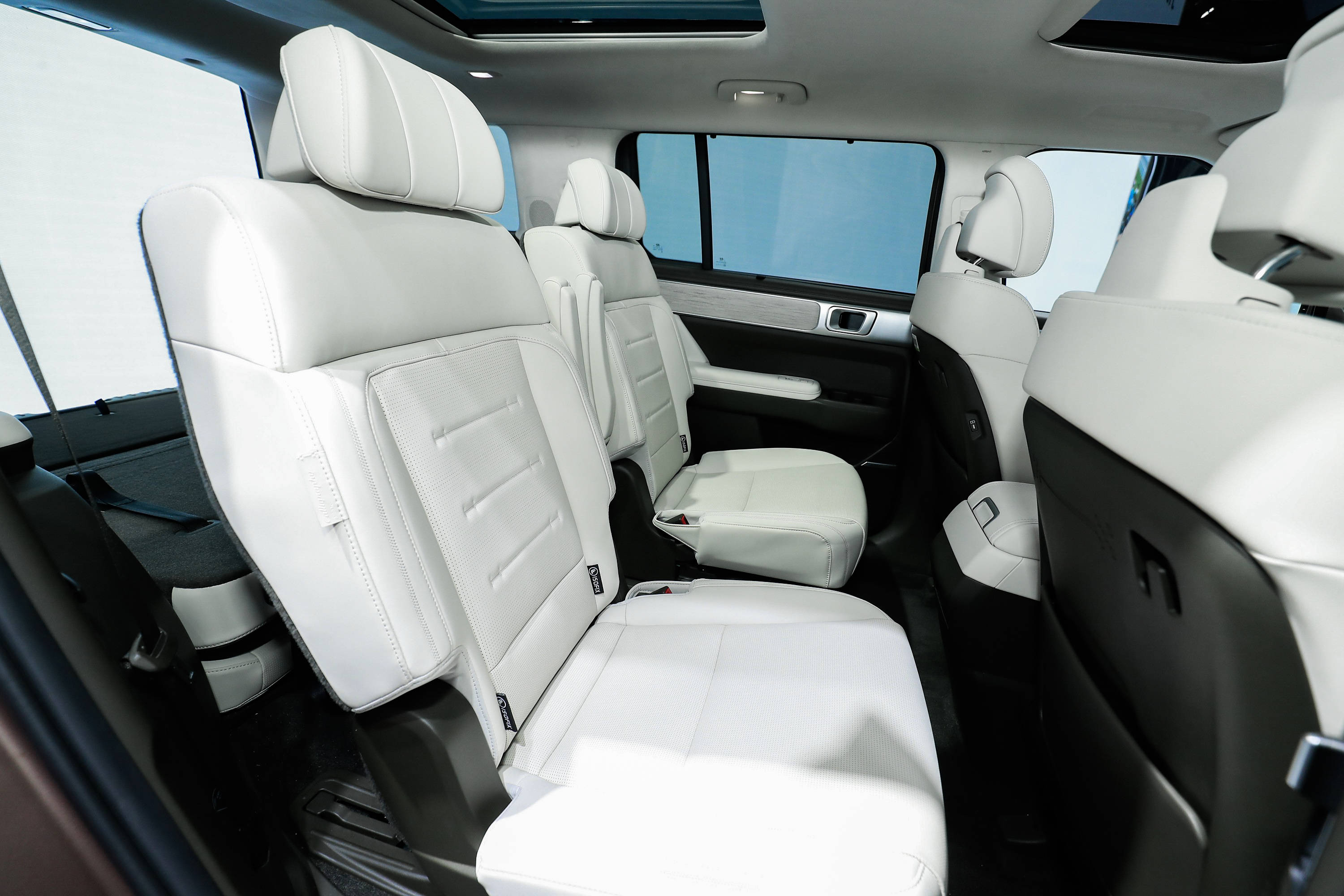 其后排座椅放倒后,后备箱空间可达2046升.