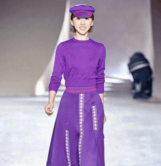 主持人欧阳夏丹为某品牌走秀,自信满满却像路人,网友:又土又丑