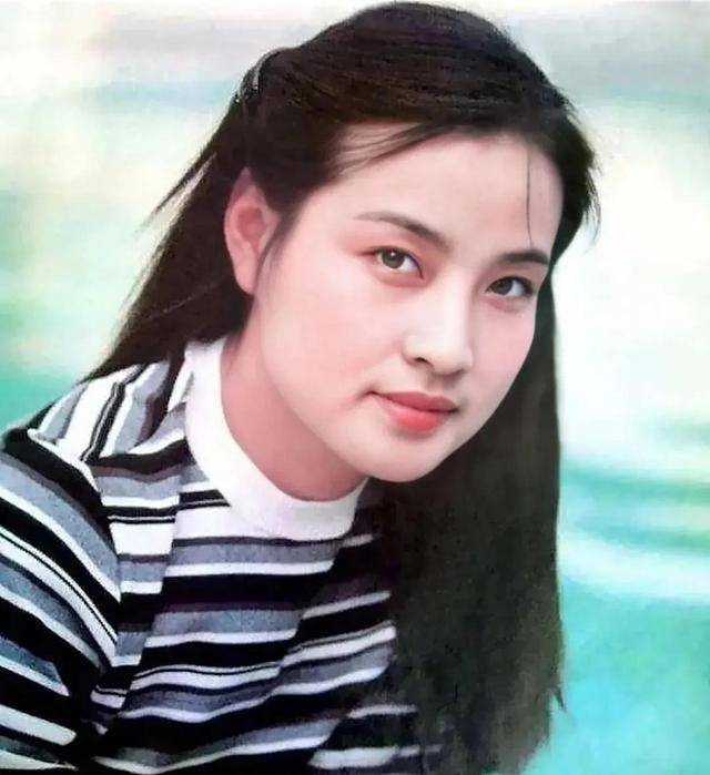 73岁刘晓庆晒出1983年第一届"央视春晚"旧照,确实美得很过分
