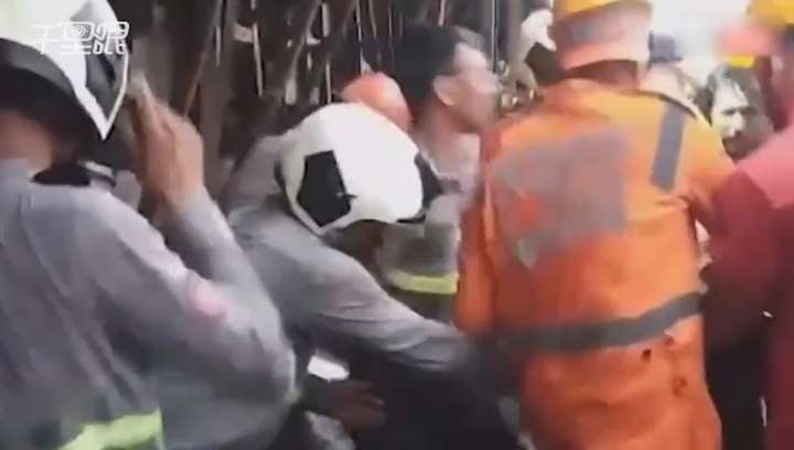 印度孟买巨型广告牌被风吹倒,砸死14人伤70余人!为何死伤那么多