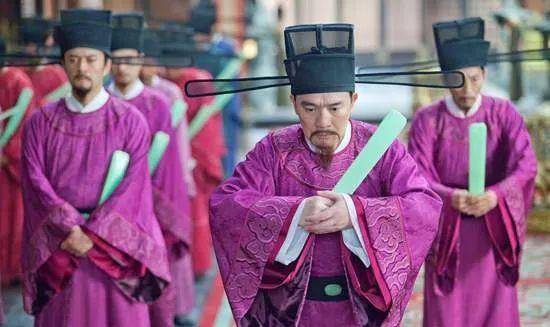 说到这,再跟大家分享一些和龙袍很类似的蟒袍,也象征了至高无上的荣耀