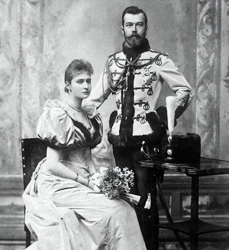 俄国末代皇后:美貌与茜茜公主齐名,却被视为不祥的人,尸骨无存