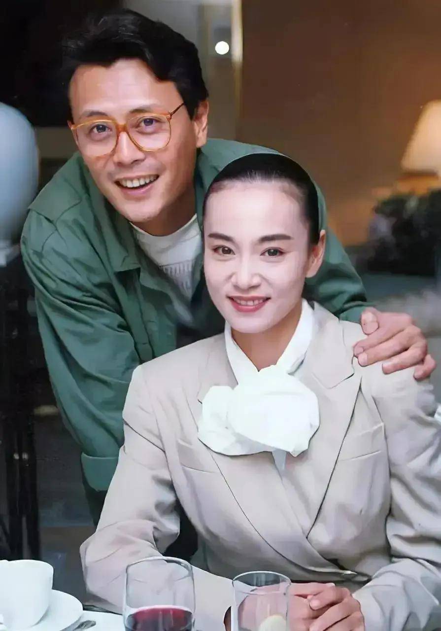 5年后,在电视剧《新月格格》拍摄期间,帅气温柔的刘德凯趁机对刘雪华