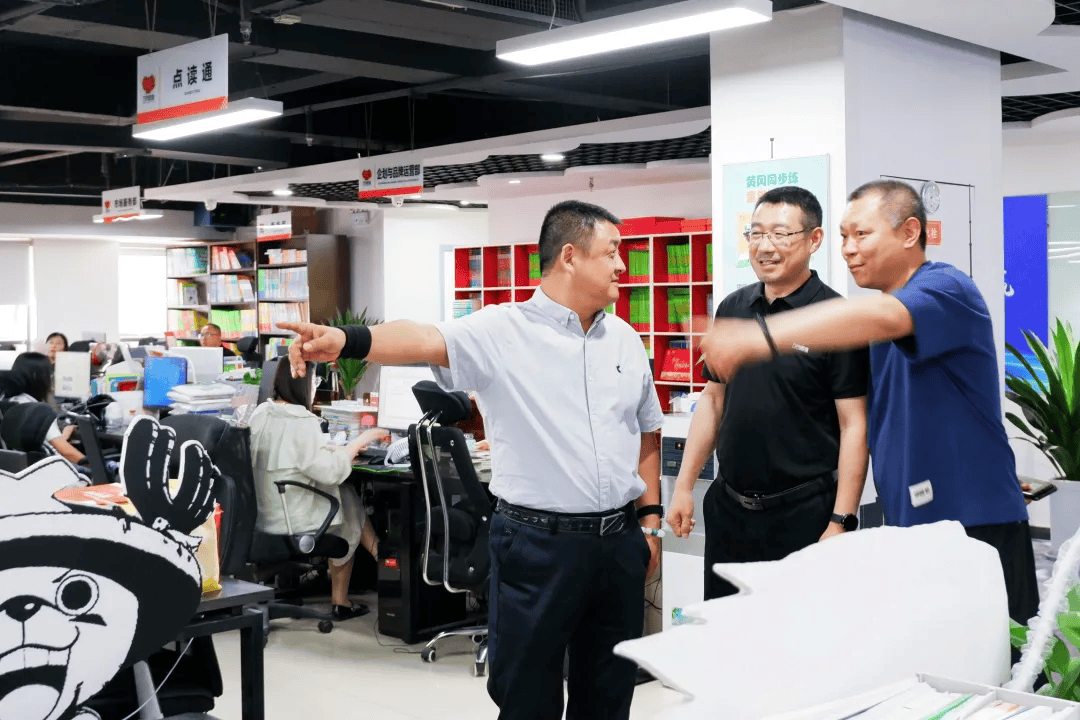 中国出版协会民营工作委员会付涛老师莅临万向思维进行参观调研