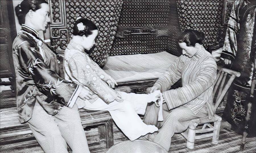 大文豪鲁迅被骗婚哭花棉被,小脚妻子朱安守活寡41年,仍不离不弃