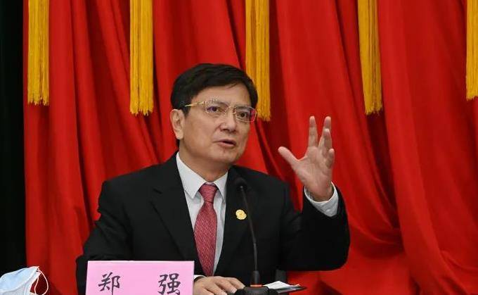 空姐还要高学历?浙大教授郑强:培养人才去天上倒水,小题大做