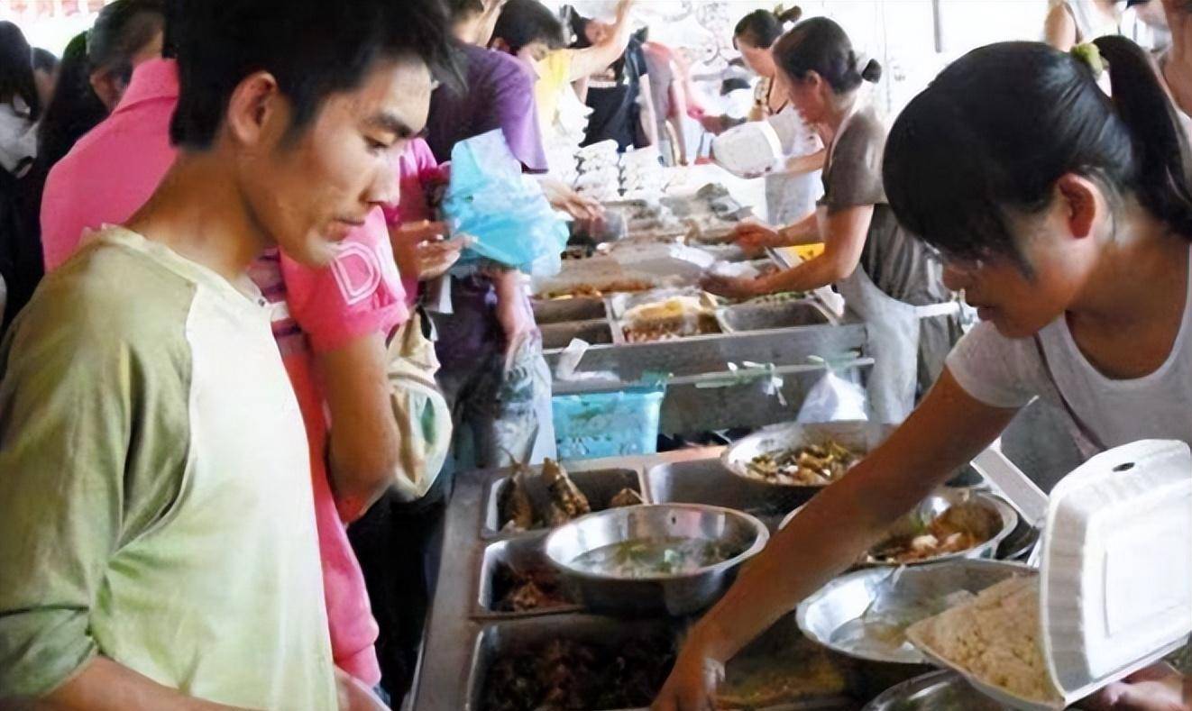 "贵州第一孝"刘秀祥:千里背疯母上学,放弃55万年薪回家当老师