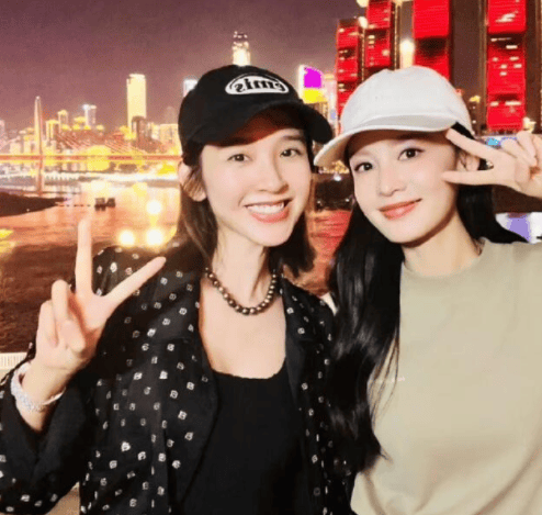 主演互动引网友讨论._李沁_张若昀_杨洋