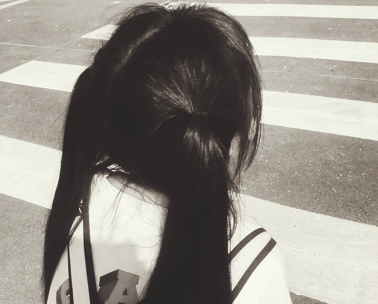 2016年,23岁浙江女孩瞒着父母找到12年前养父,相见场景令人动容