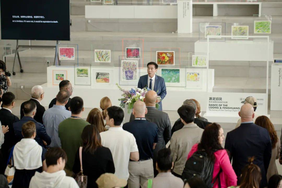 温肯学术副校长杨毅欣博士随后,陈天龙先生针对本次展览作品进行了