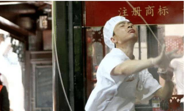 靠妖娆舞姿一夜爆红的拉面哥,炒掉老板娶娇妻,过气后过得咋样?