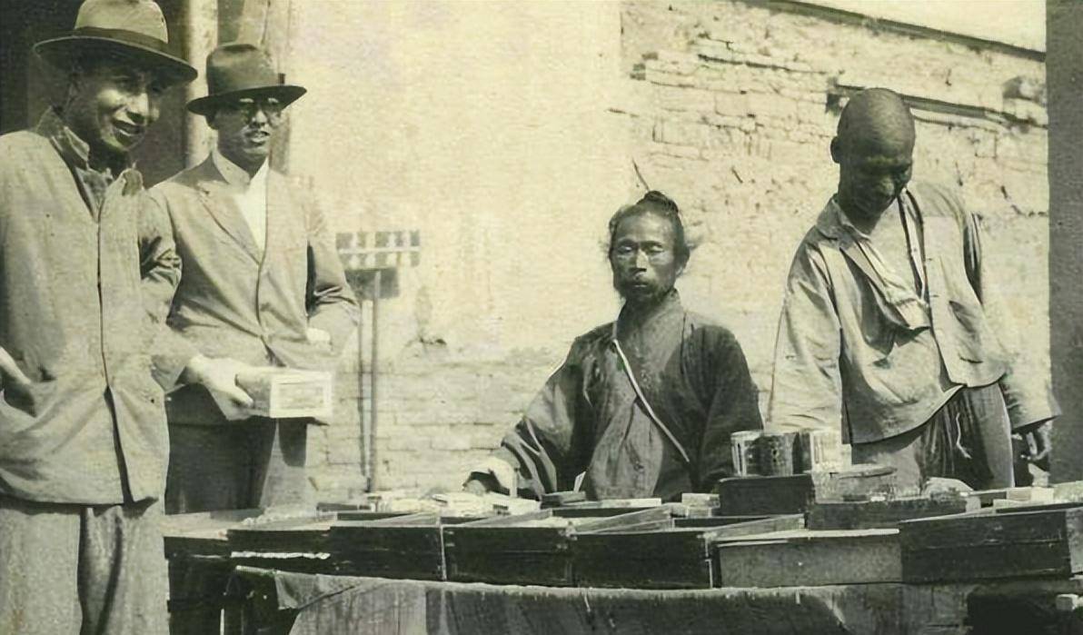 民国摸骨奇人,其助手揭秘,从"盲人摸骨"揭秘街头算命_瞎子_老道_战场